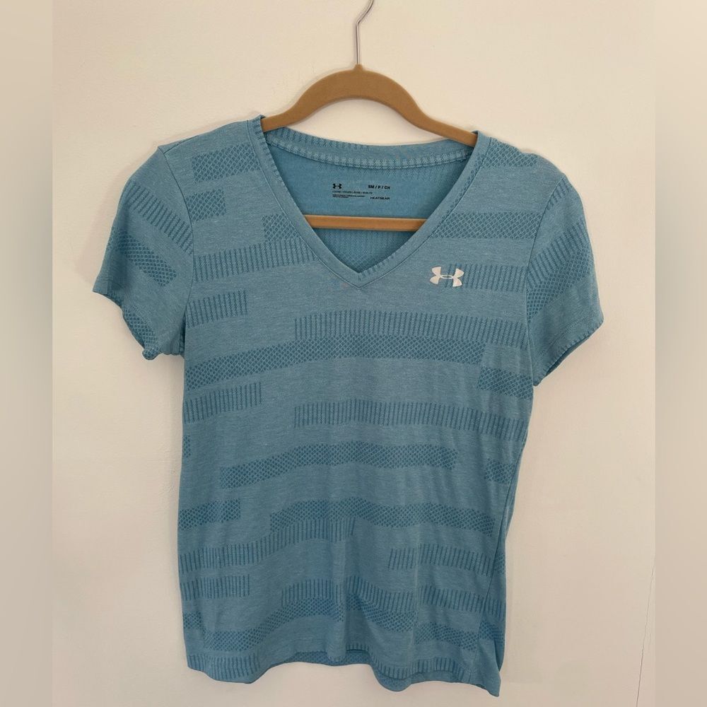 Under armor heat gear top loose size small
